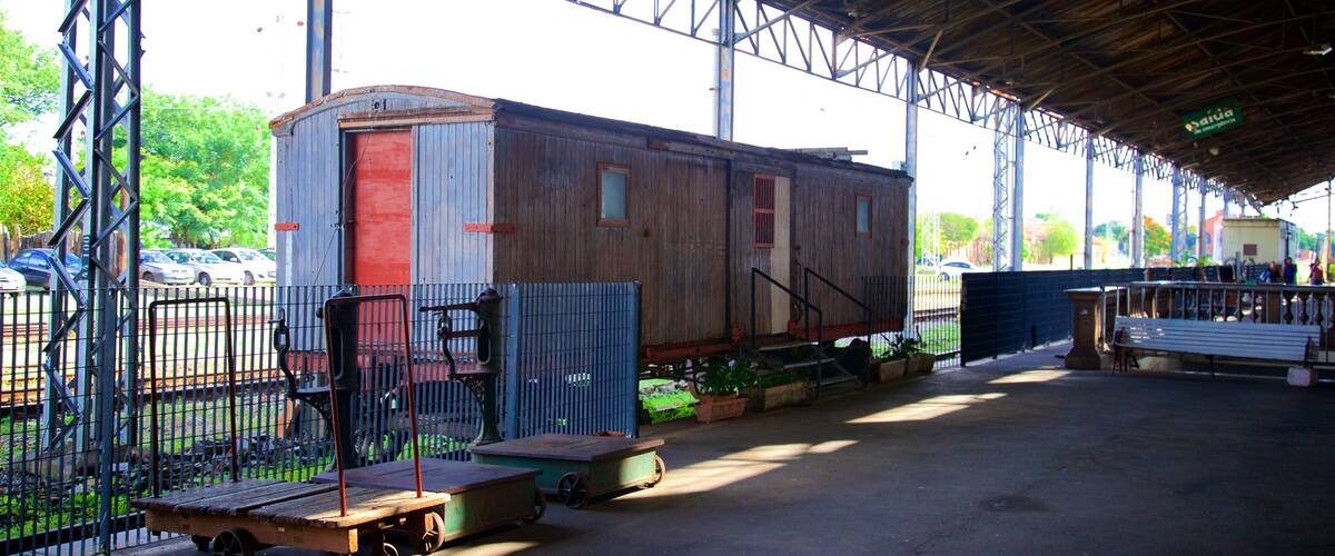 Culture Station có tính năng biển hiệu và đường sắt