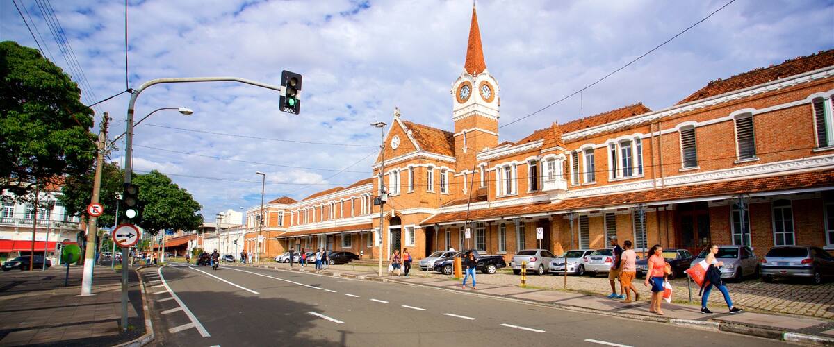 Estação Cultura toont een klein stadje of dorpje en historisch erfgoed