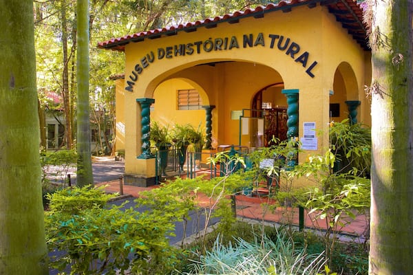 Naturkundemuseum von mit einem Beschilderung und Park