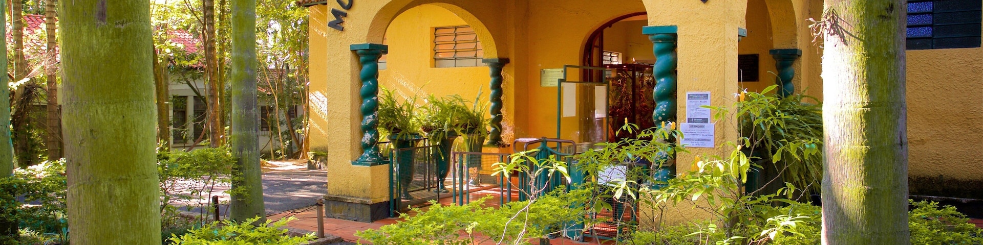 Museu de História Natural que inclui um parque e sinalização