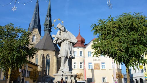 Kirchturm und Marktplatz von Bad Leonfelden im Herbst, Österreich, Europa - Church tower and market place of Bad Leonfelden in autumn, Austria, Europe
