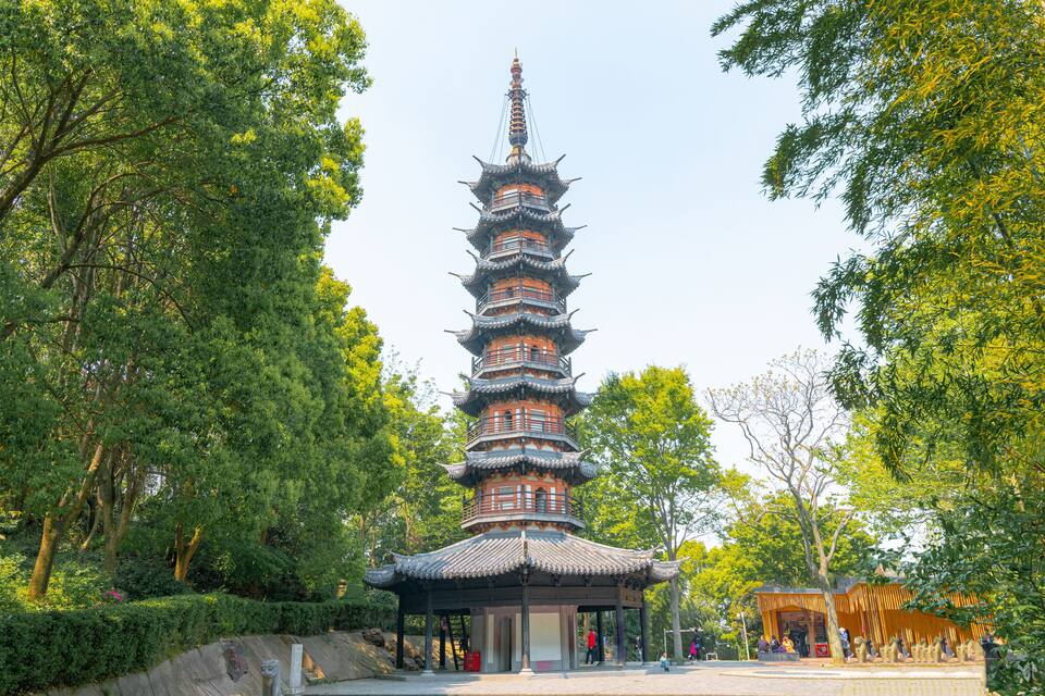 Una pagoda tradicional de varios niveles rodeada de abundante vegetación.