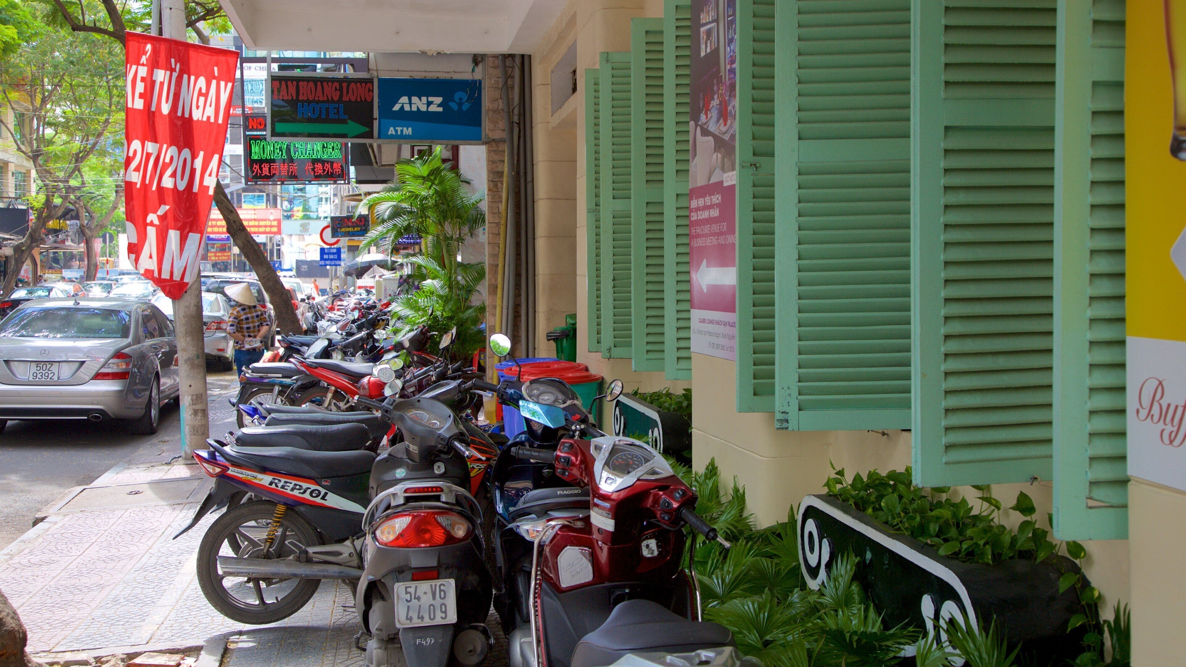 Dong Khoi Street mostrando shopping