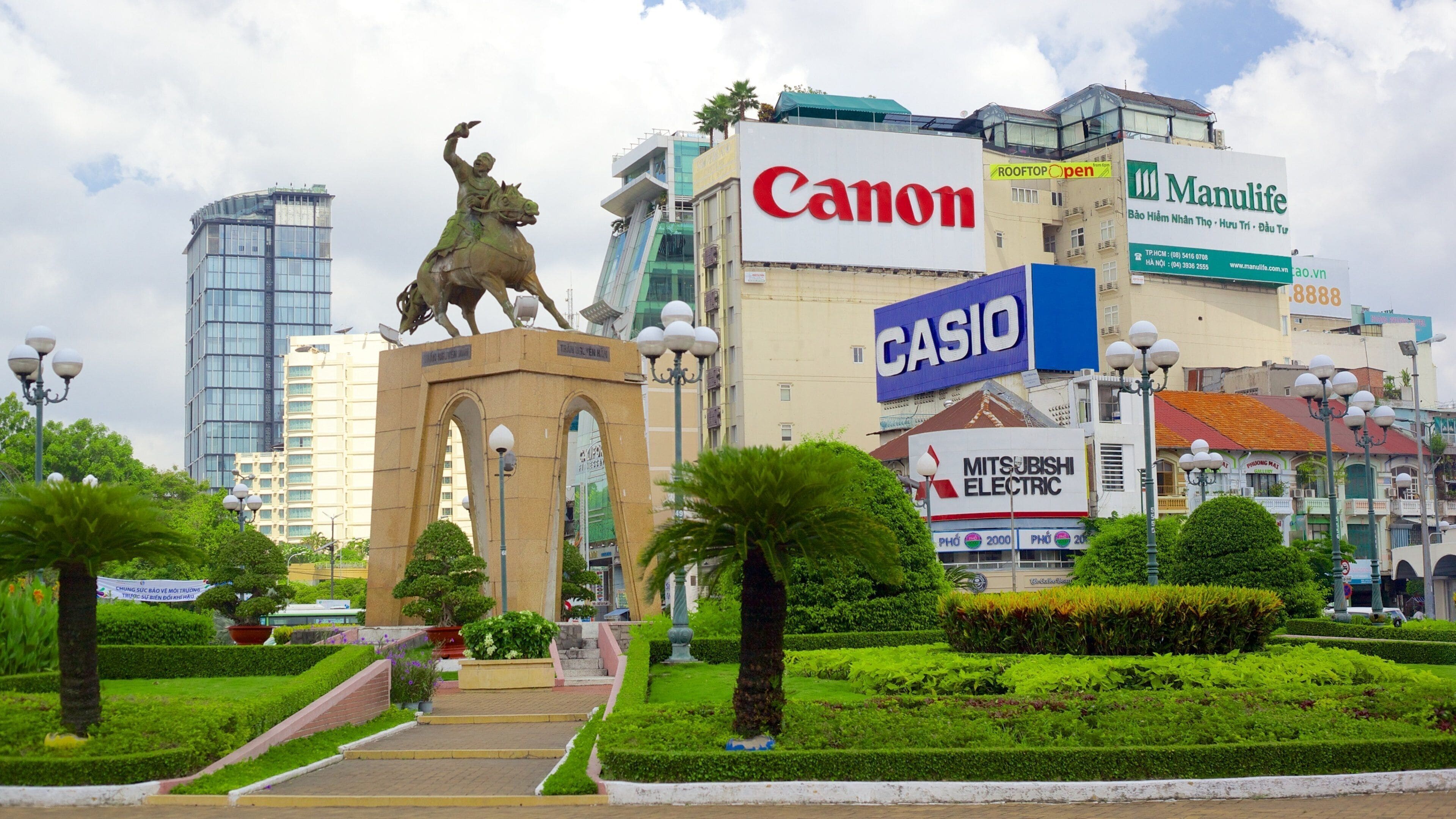 Dong Khoi Street featuring street scenes and a city