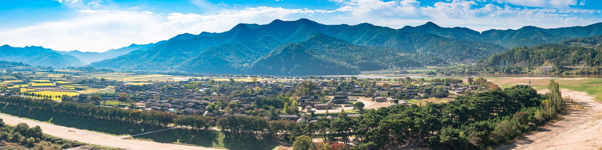 Un paisaje montañoso con un pueblo enclavado entre las colinas.
