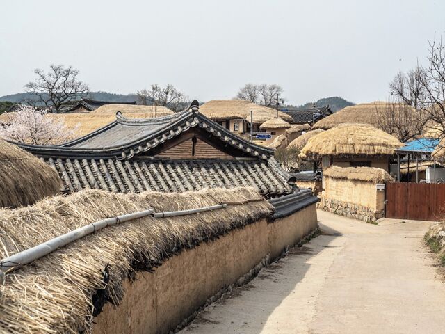 Hahoe village is located on the banks of the Nakdong River which flows around it in an S shape. 
It is noted for its well preserved traditional straw roofed houses. These are often place in circular locations surrounding tile roofed houses.