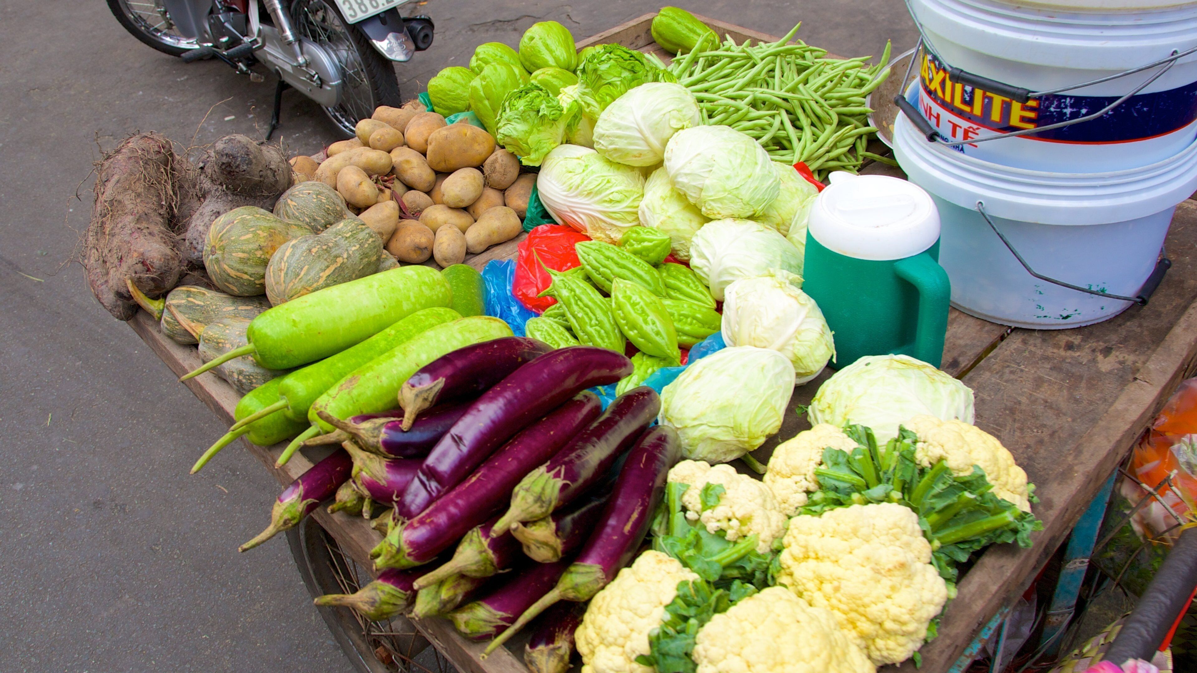 Pham Ngu Lao Street che include mercati e cibo