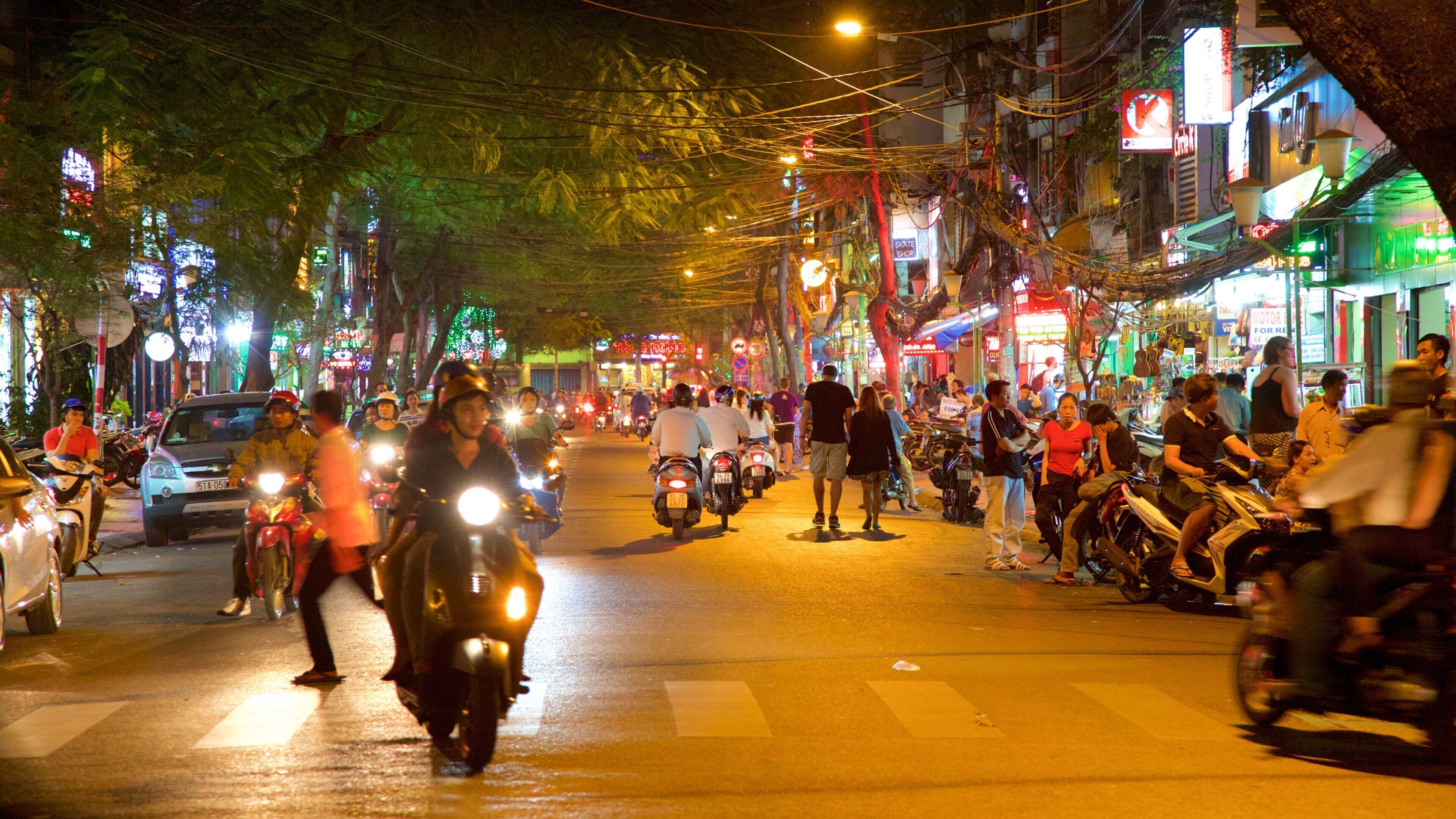 Rue Pham Ngu Lao mettant en vedette scènes de rue, une ville et scènes de soirée