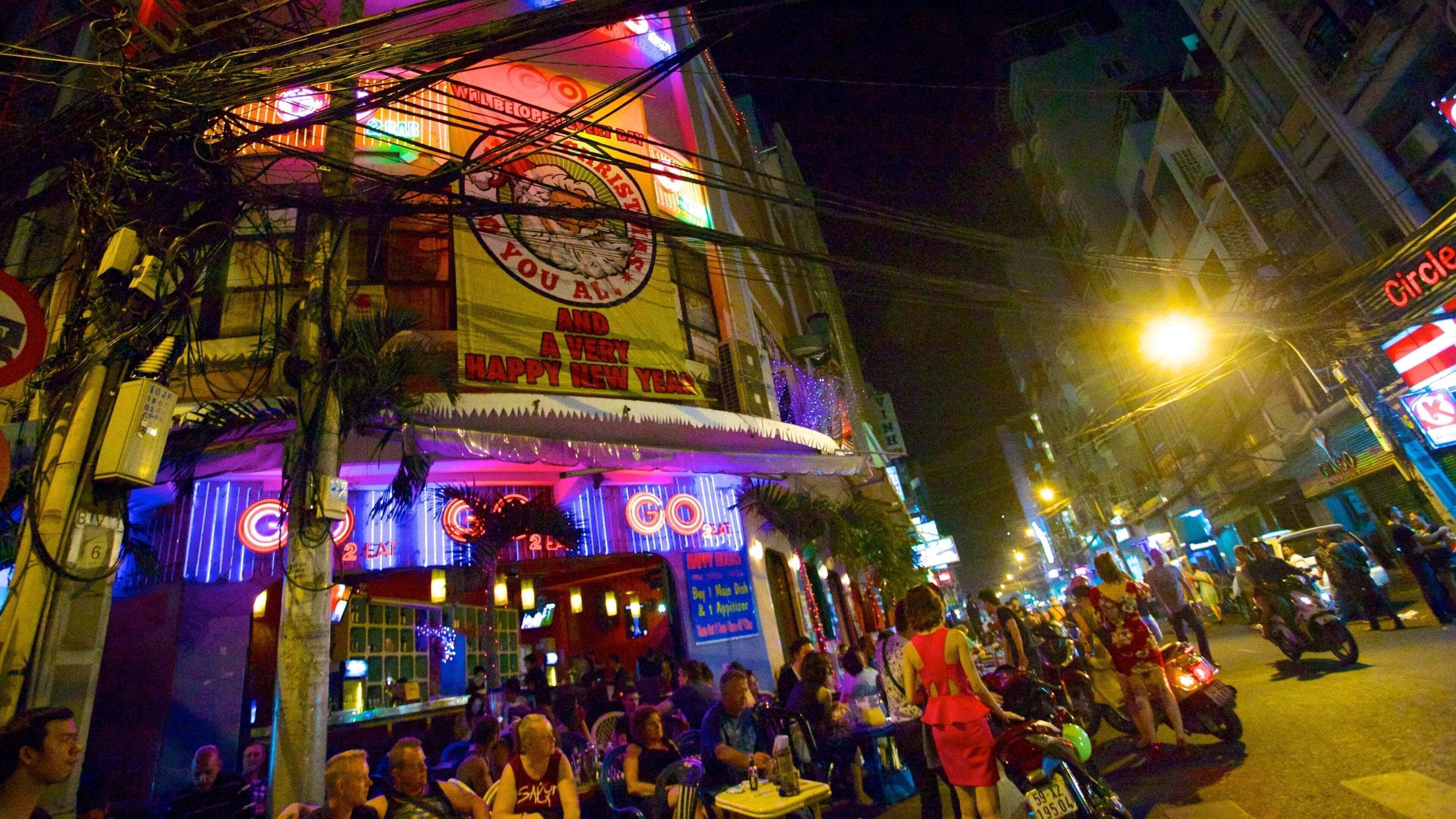Rue Pham Ngu Lao montrant signalisation, vie nocturne et scènes de rue