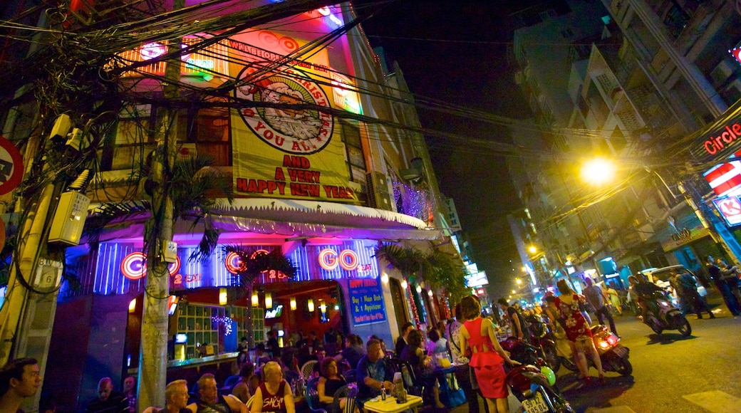 Rue Pham Ngu Lao montrant signalisation, vie nocturne et scènes de rue