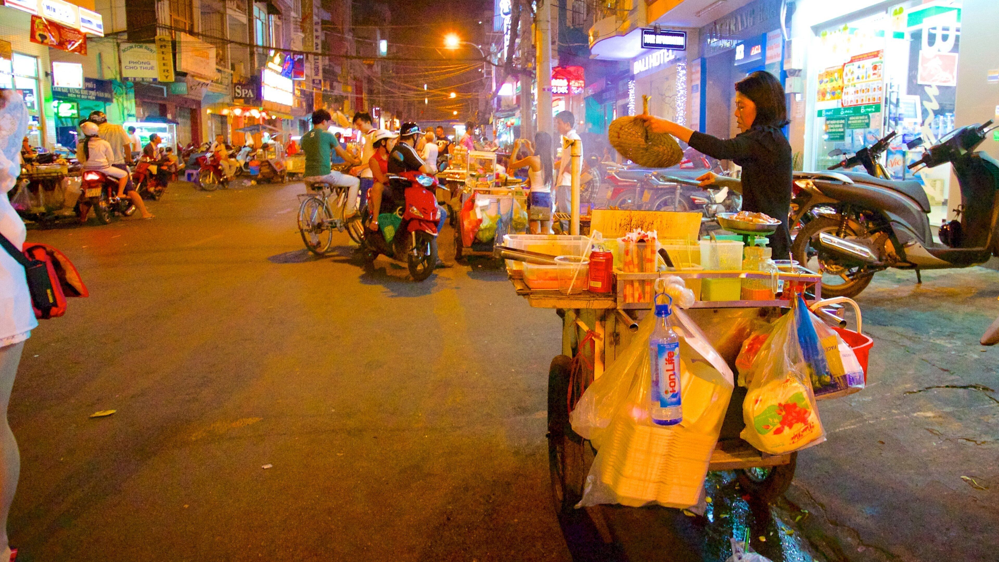 Pham Ngu Lao Street showing a city, street scenes and food