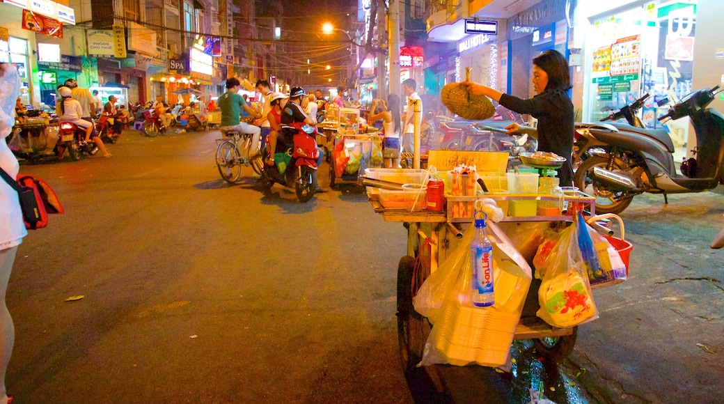 Pham Ngu Lao Street showing a city, street scenes and food