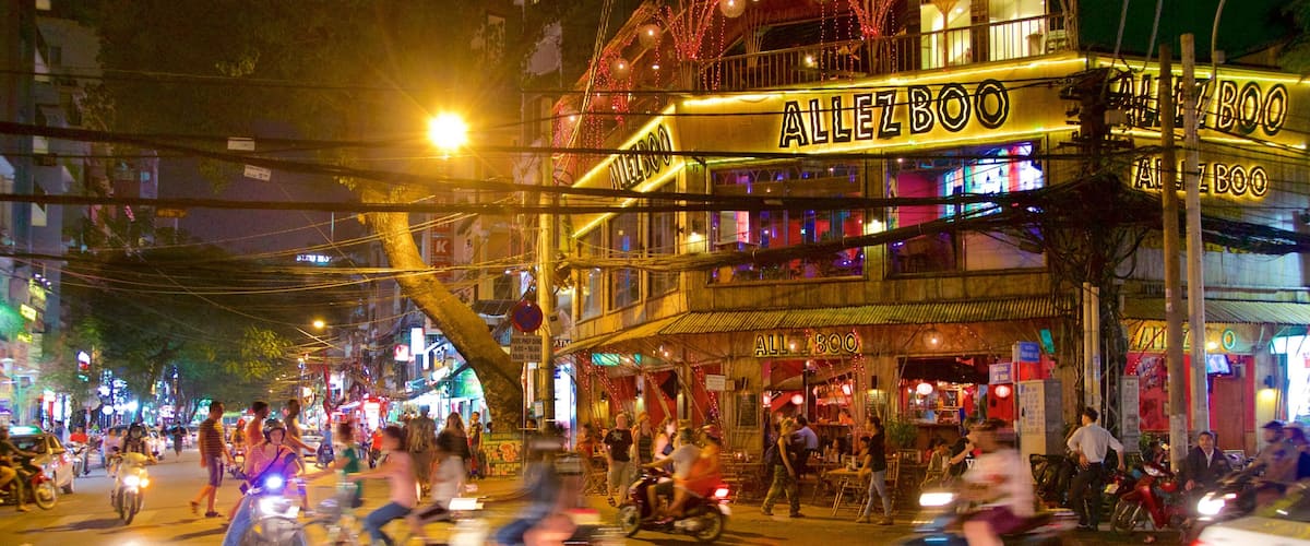 Pham Ngu Lao Street mostrando escenas nocturnas, escenas urbanas y compras