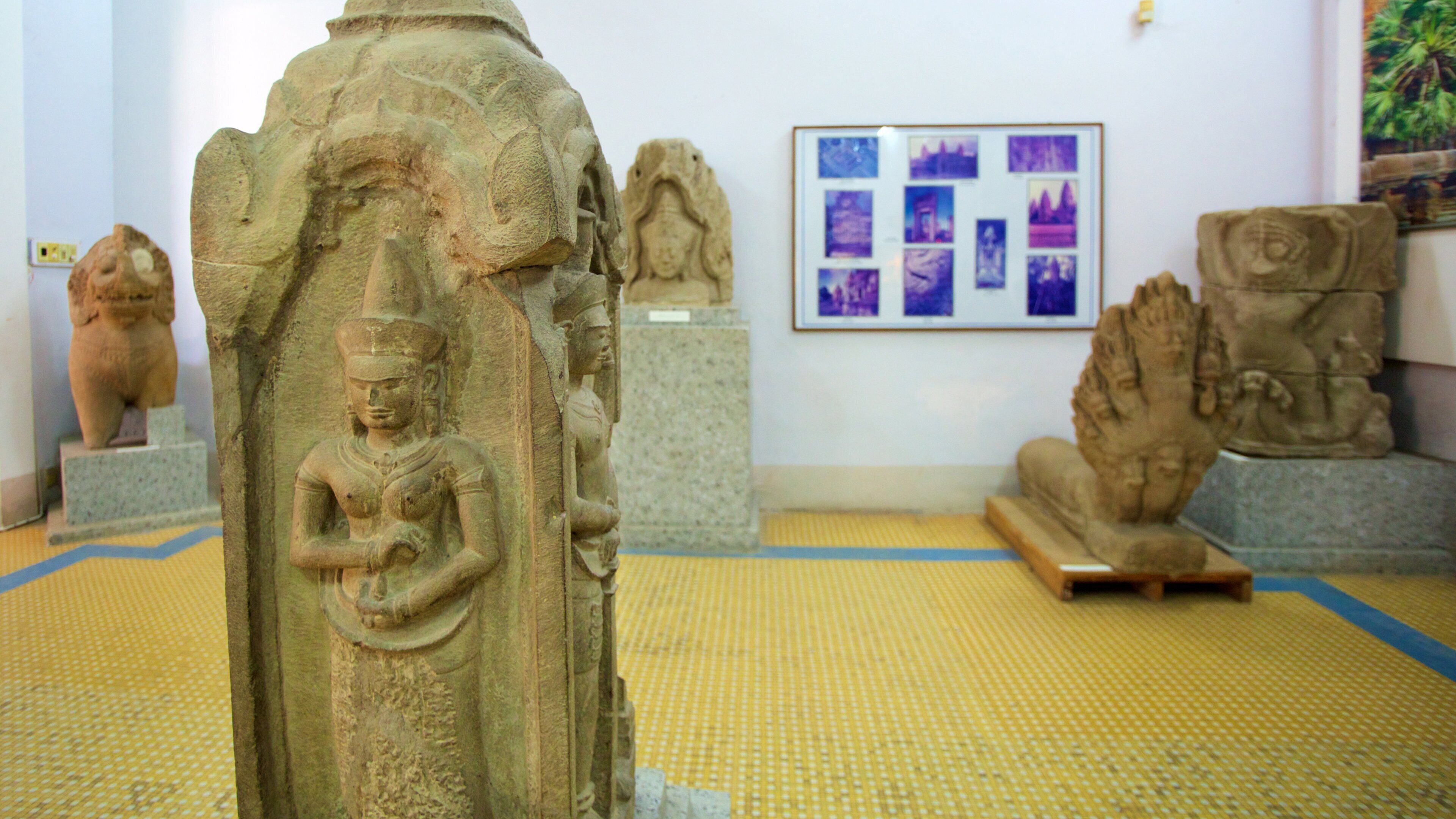 Museo de Historia de Vietnam ofreciendo vistas interiores y una estatua o escultura