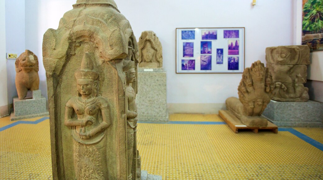 Museu de HistĂłria Vietnamita que inclui vistas internas e uma estĂĄtua ou escultura