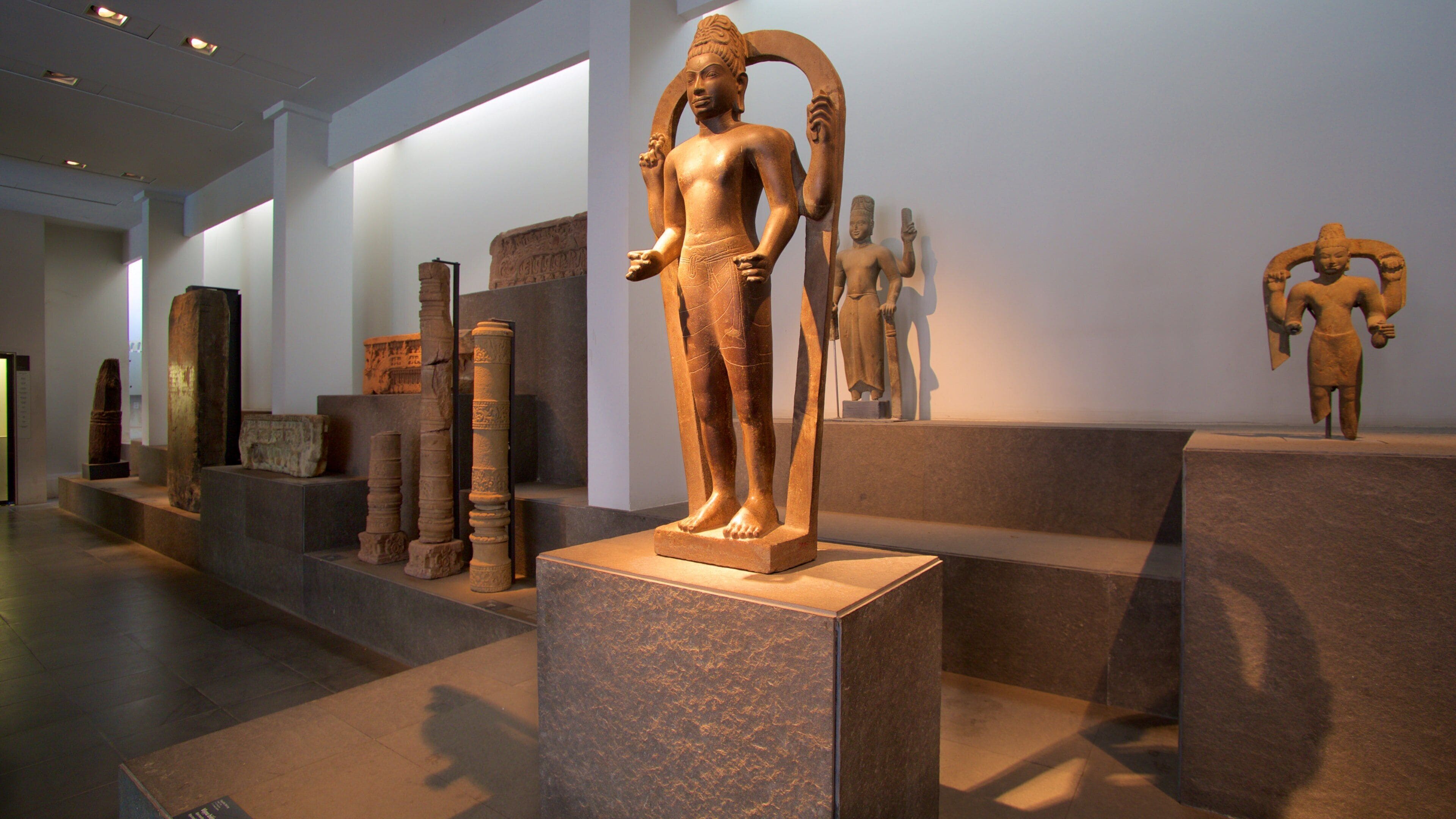 Museu de História Vietnamita mostrando uma estátua ou escultura e vistas internas