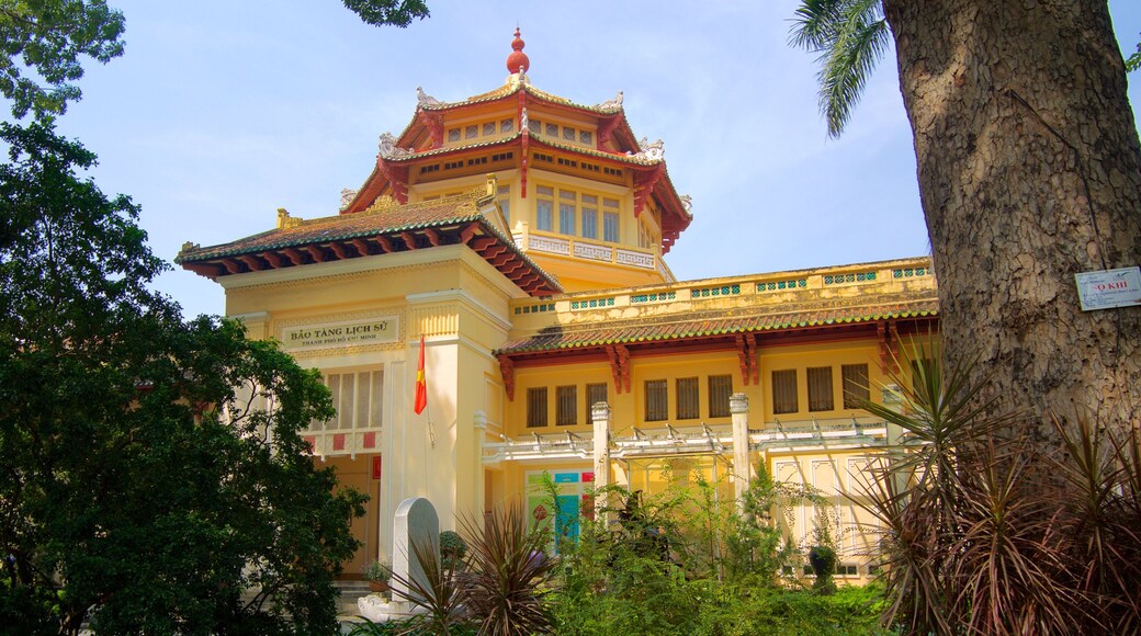 Museu de HistĂłria Vietnamita caracterizando arquitetura de patrimĂŽnio