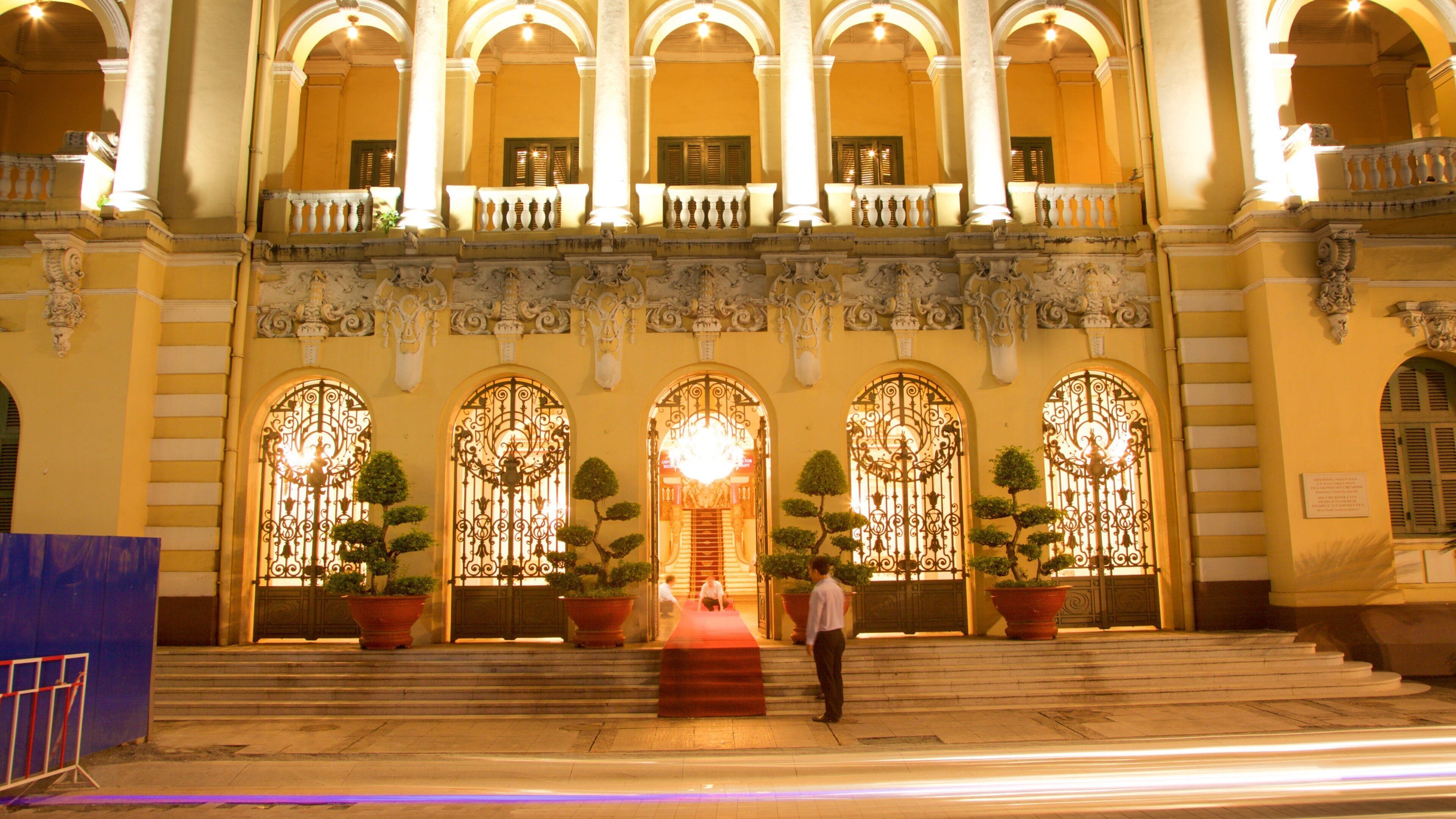Ho Chi Minh City Hall Square which includes heritage architecture