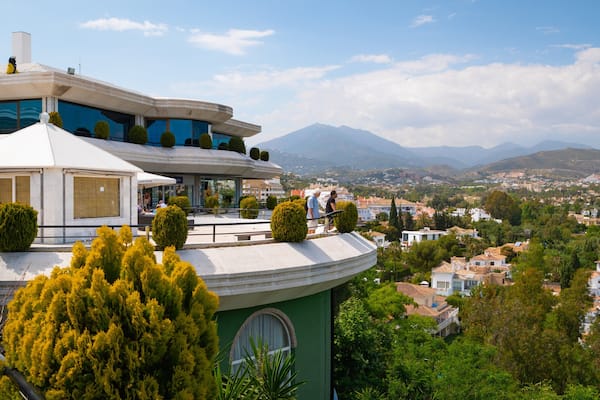 Centro Plaza showing landscape views