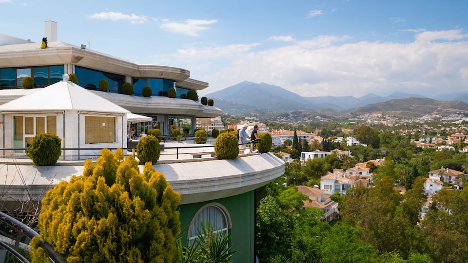 Centro Plaza showing landscape views