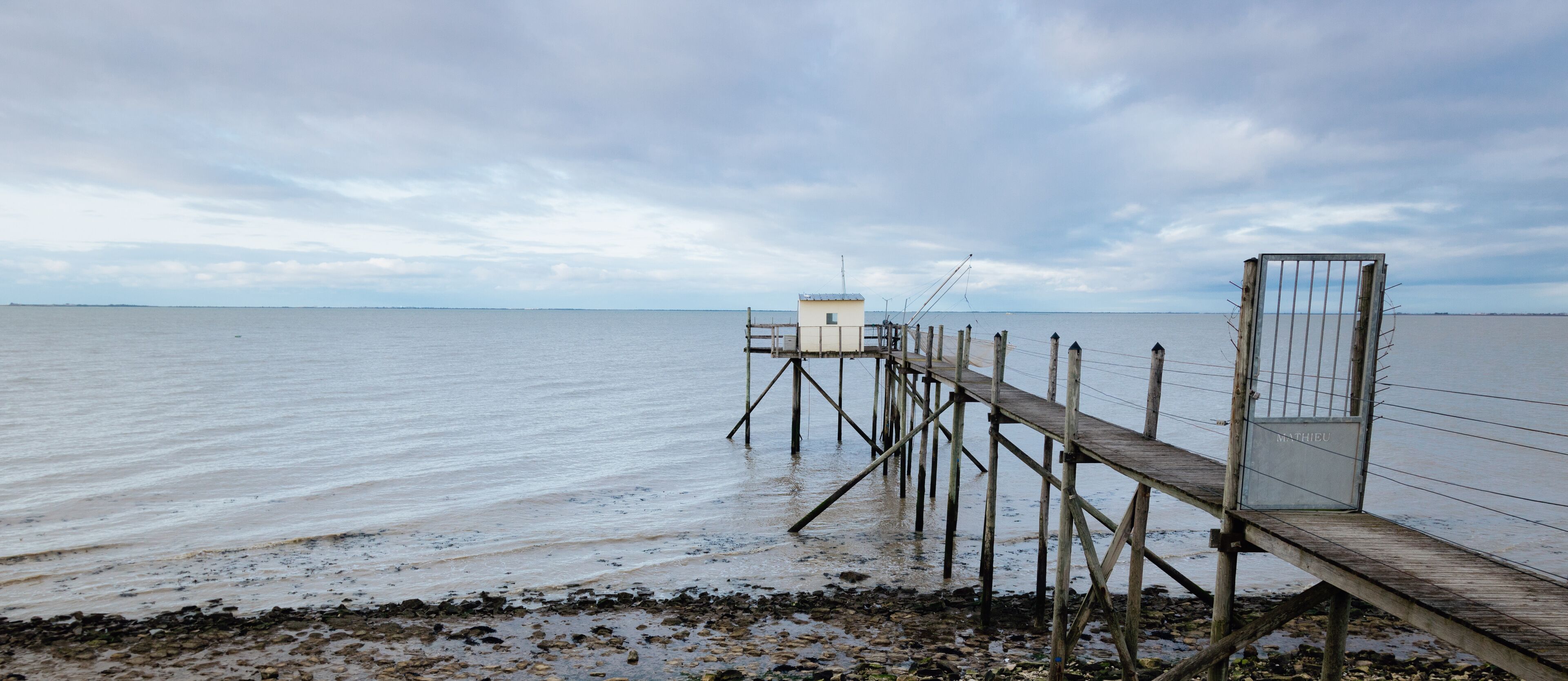 Indissociables des paysages de la Charente-Maritime,  des cabanes en bois appelées carrelets perchées au-dessus de l’océan se dressent sur le littoral, ouvertes sur l’immensité de l’Atlantique