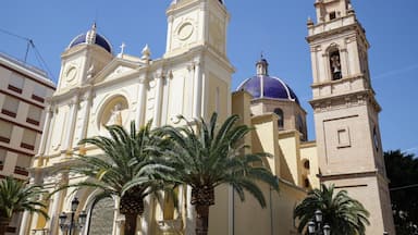 Uma igreja histórica com uma torre de sino e torres em cúpula.