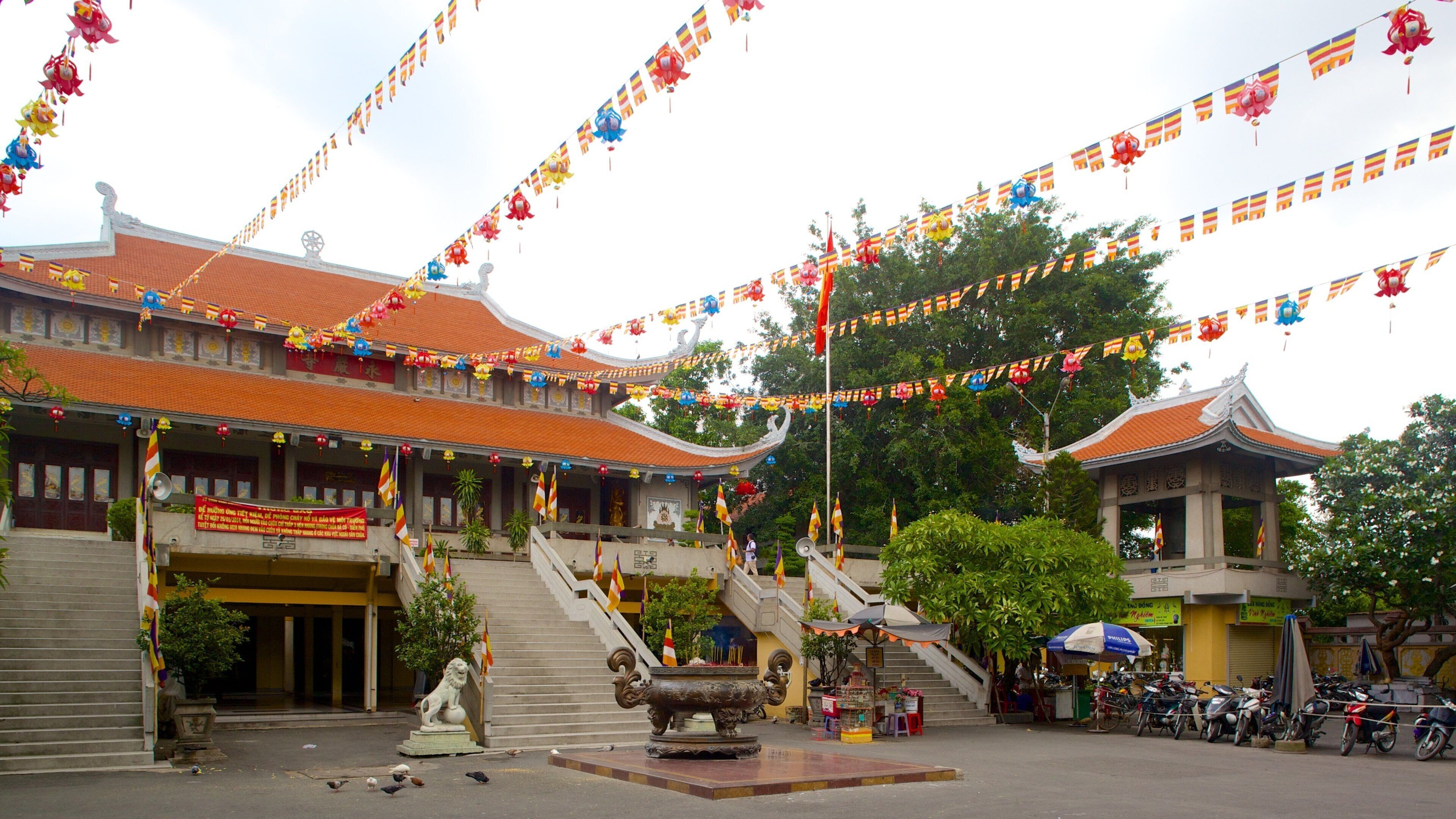 Vinh Nghiem Pagoda which includes a temple or place of worship and street scenes