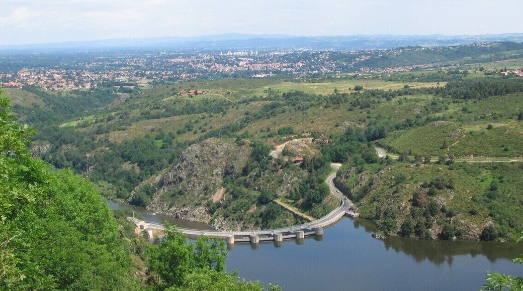 Barrage de Grangent, en service depuis 1957, vue S-N. En aval accรจs vers la plaine du Forez, communes de St Just - St Rambert (15 000 hab.) et Andrรฉzieux-Bouthรฉon (10 000).