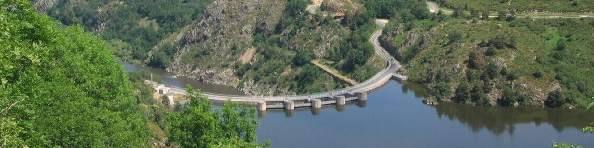 Barrage de Grangent, en service depuis 1957, vue S-N. En aval accès vers la plaine du Forez, communes de St Just - St Rambert (15 000 hab.) et Andrézieux-Bouthéon (10 000).