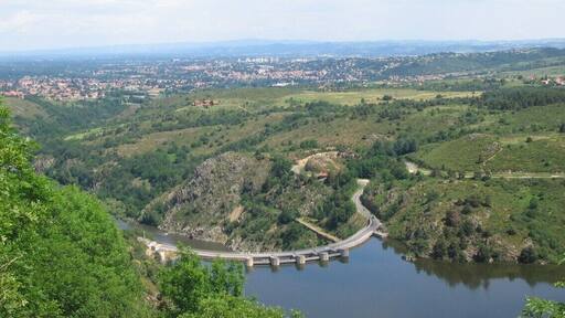 Barrage de Grangent, en service depuis 1957, vue S-N. En aval accès vers la plaine du Forez, communes de St Just - St Rambert (15 000 hab.) et Andrézieux-Bouthéon (10 000).
