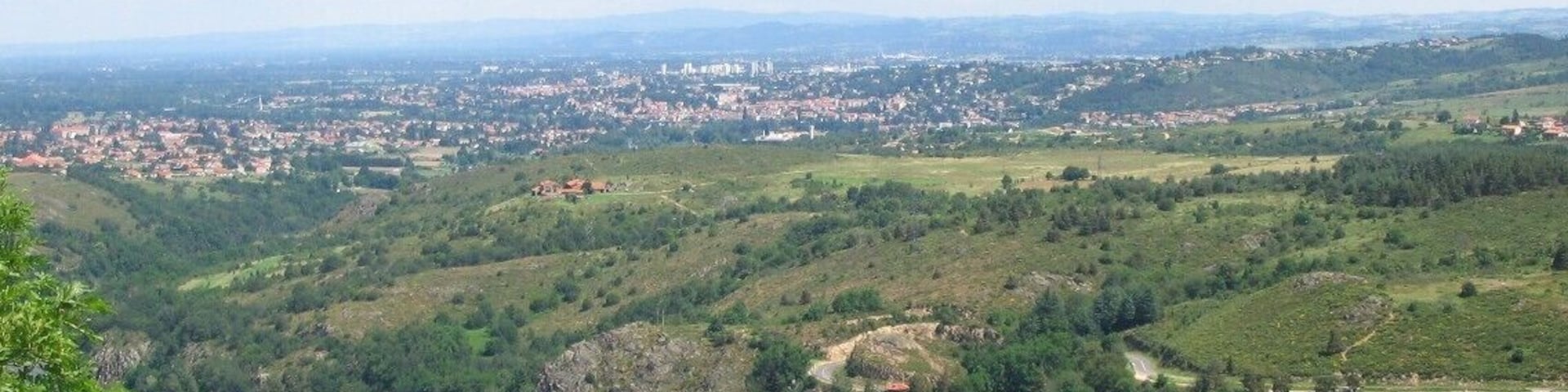 Barrage de Grangent, en service depuis 1957, vue S-N. En aval accès vers la plaine du Forez, communes de St Just - St Rambert (15 000 hab.) et Andrézieux-Bouthéon (10 000).