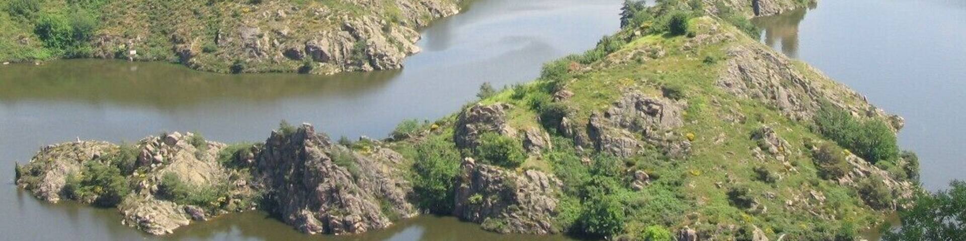 Les vestiges des château et chapelle de Grangent, datés IXe s., ne se sont pas toujours trouvés sur une île. Ils furent bâtis à l'origine au sommet d'un promontoire rocheux dominant le cours du fleuve d'une soixantaine de mètres... ce n'est que lors de la mise en eau du barrage en 1957, que le domaine s'est trouvé séparé de son grand frère d'Essalois, sur le plateau de Chambles.