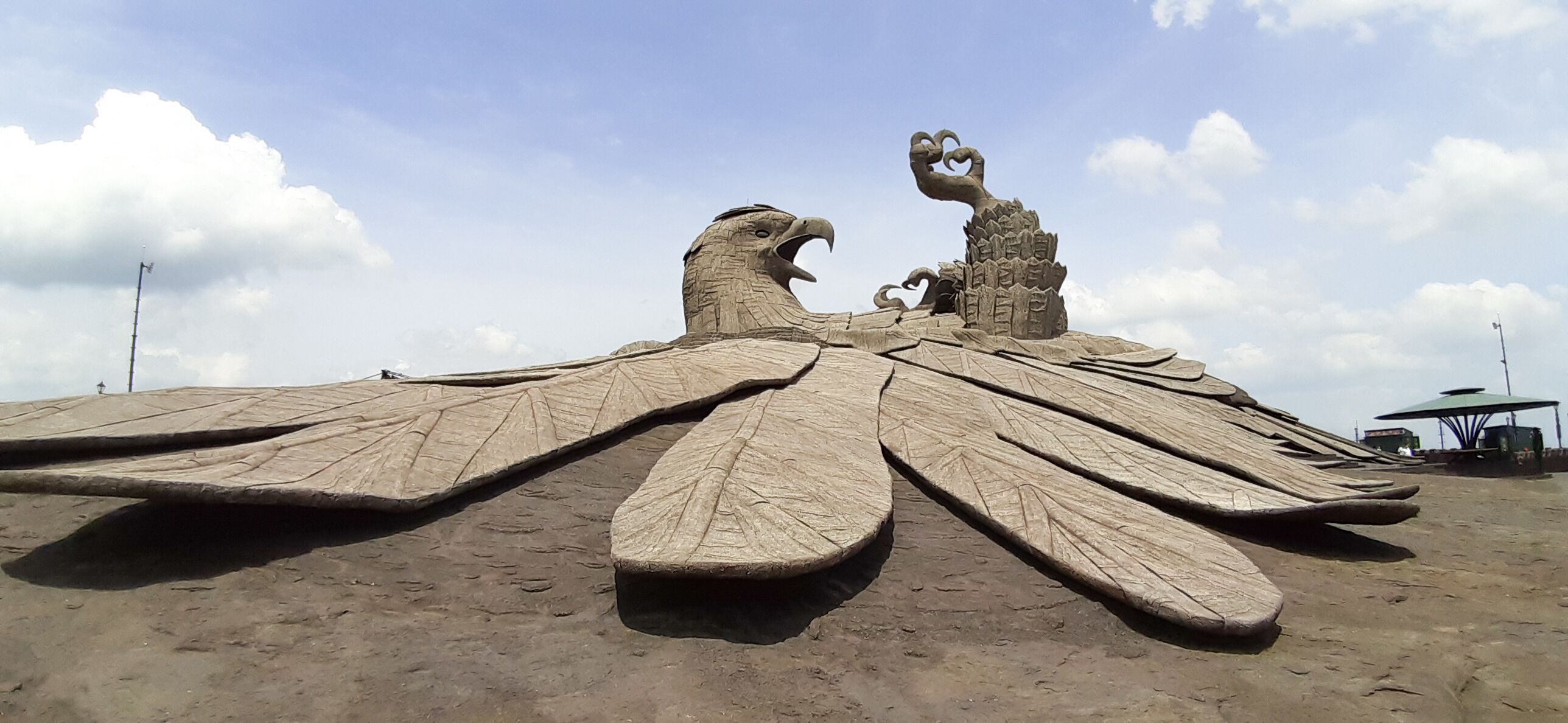 Jatayu Earth’s Center, also known as Jatayu Nature Park or Jatayu Rock, is a park and tourism centre at Chadayamangalam in the Kollam district of Kerala situated 1000ft above sea level. It is the world's largest bird sculpture of great bird 'Jatayu'-  A legendary bird of importance for Hindus around the world from the epic tale Ramayana, Jatayu stands for loyalty and protection. The sculpture itself has been dedicated to the safety of women.Here we can do so many adventurous activities also.🦅🦅