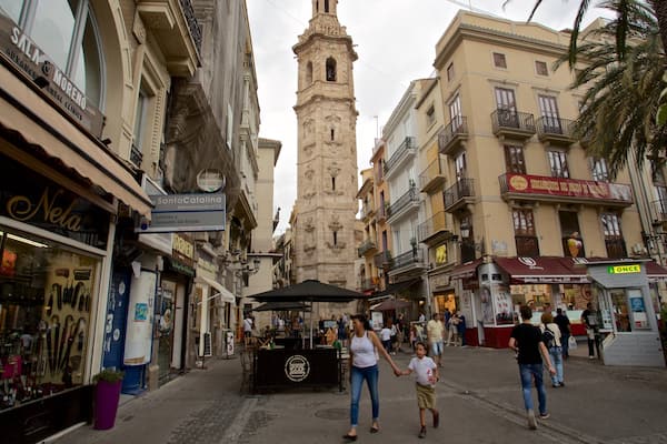 Santa Catalina Church and Tower showing heritage elements and street scenes as well as a family