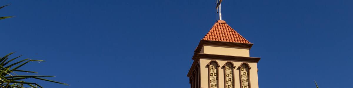 Detalhes da Paróquia São Francisco de Assis - Diocese de Anápolis em Goiás com céu azul ao fundo.