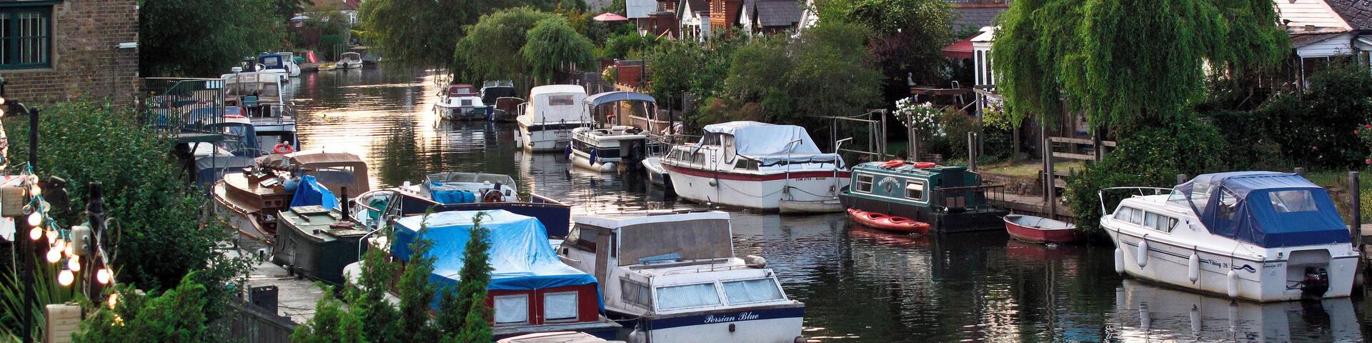 Leaving 'Ye Olde Swan' Thames Ditton. The safest way.