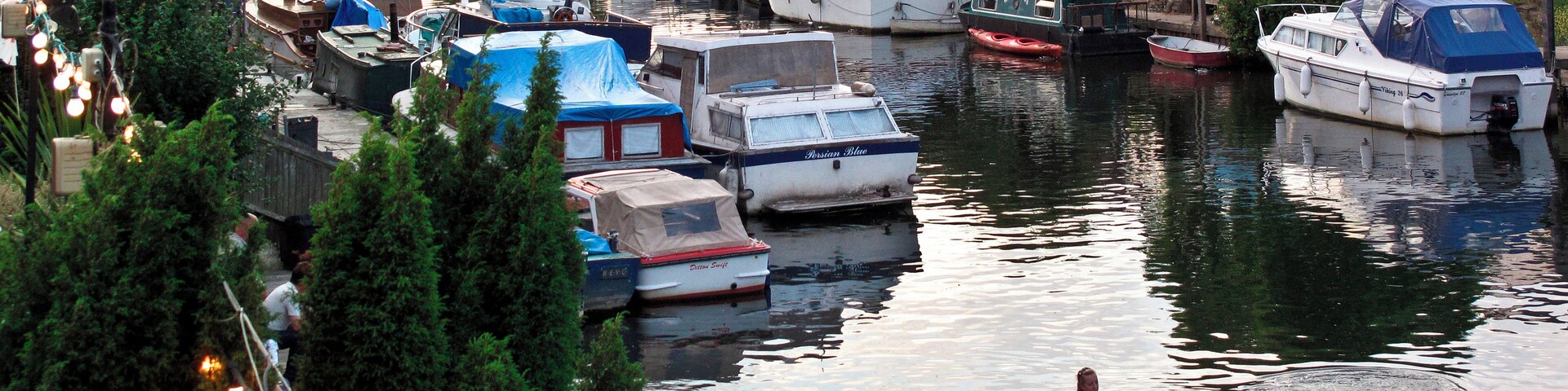 Leaving 'Ye Olde Swan' Thames Ditton. The safest way.