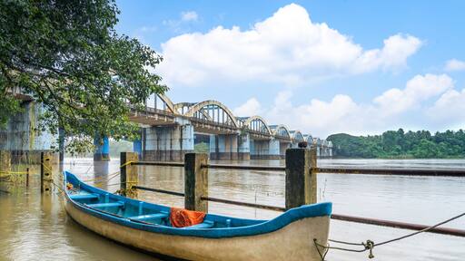 The Kuttippuram Bridge is a bridge that was built in 1953 that connects Kuttippuram with the Thavanur-Ponnani region in Malappuram district, Kerala, India. 20 July 2025.