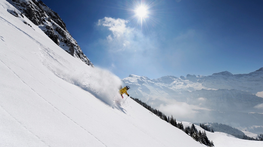 Wintersportort Engelberg-Titlis welches beinhaltet Berge, Skifahren und Schnee
