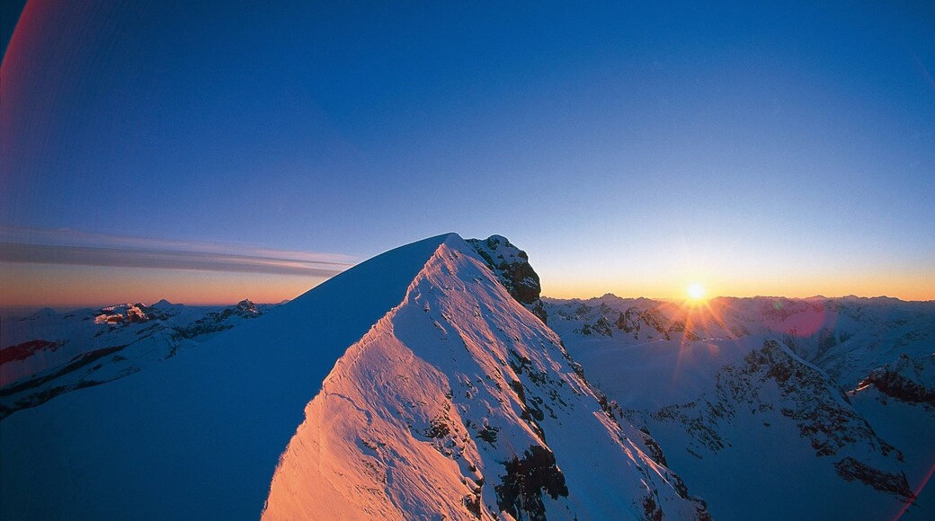 Engelberg-Titlis skiområde som inkluderer snø, solnedgang og fjell