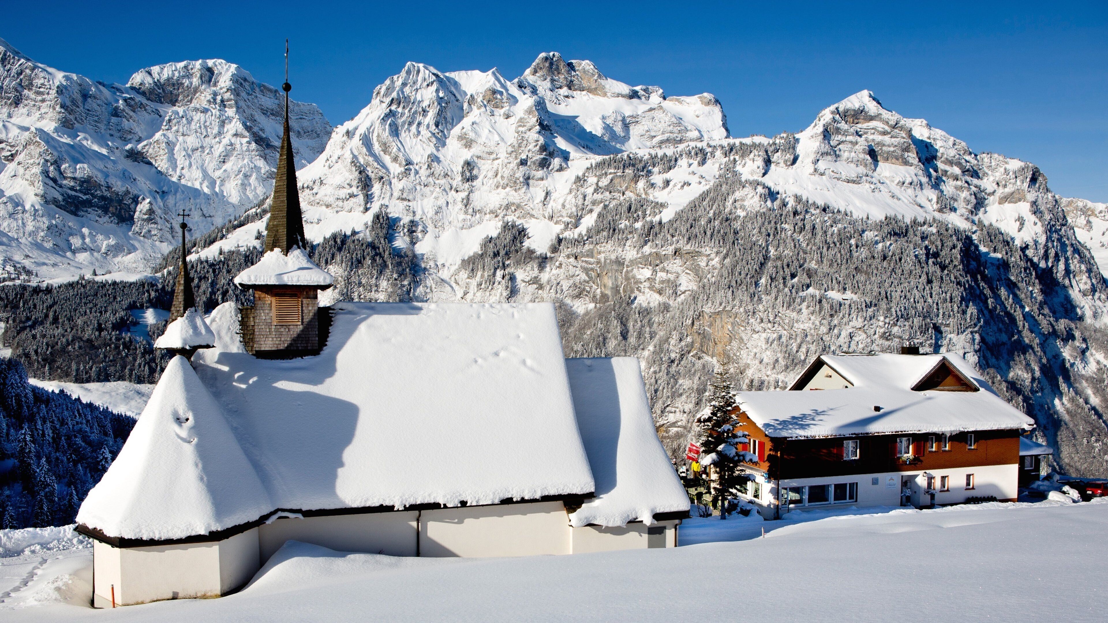 Engelberg which includes a church or cathedral, mountains and snow