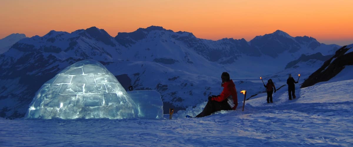 Wintersportort Engelberg-Titlis welches beinhaltet Sonnenuntergang und Schnee sowie kleine Menschengruppe
