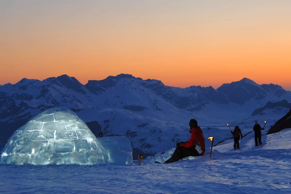 Domaine skiable Engelberg-Titlis mettant en vedette neige et coucher de soleil aussi bien que petit groupe de personnes