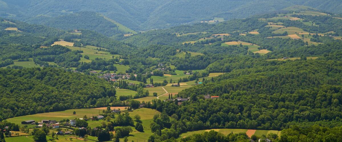 Château de Mauvezin toont landschappen, vredige uitzichten en een klein stadje of dorpje