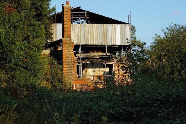 Ford Place This is Ford Place it is the only non-ecclesiastical grade on listed building in Thurrock. It has been derelict since a disastrous fire in the 1980s. This conflagration was supposedly caused by children ghost hunting in the empty building. Unfortunately the internal wooden panelling that was one of the main reasons for the listing was destroyed.