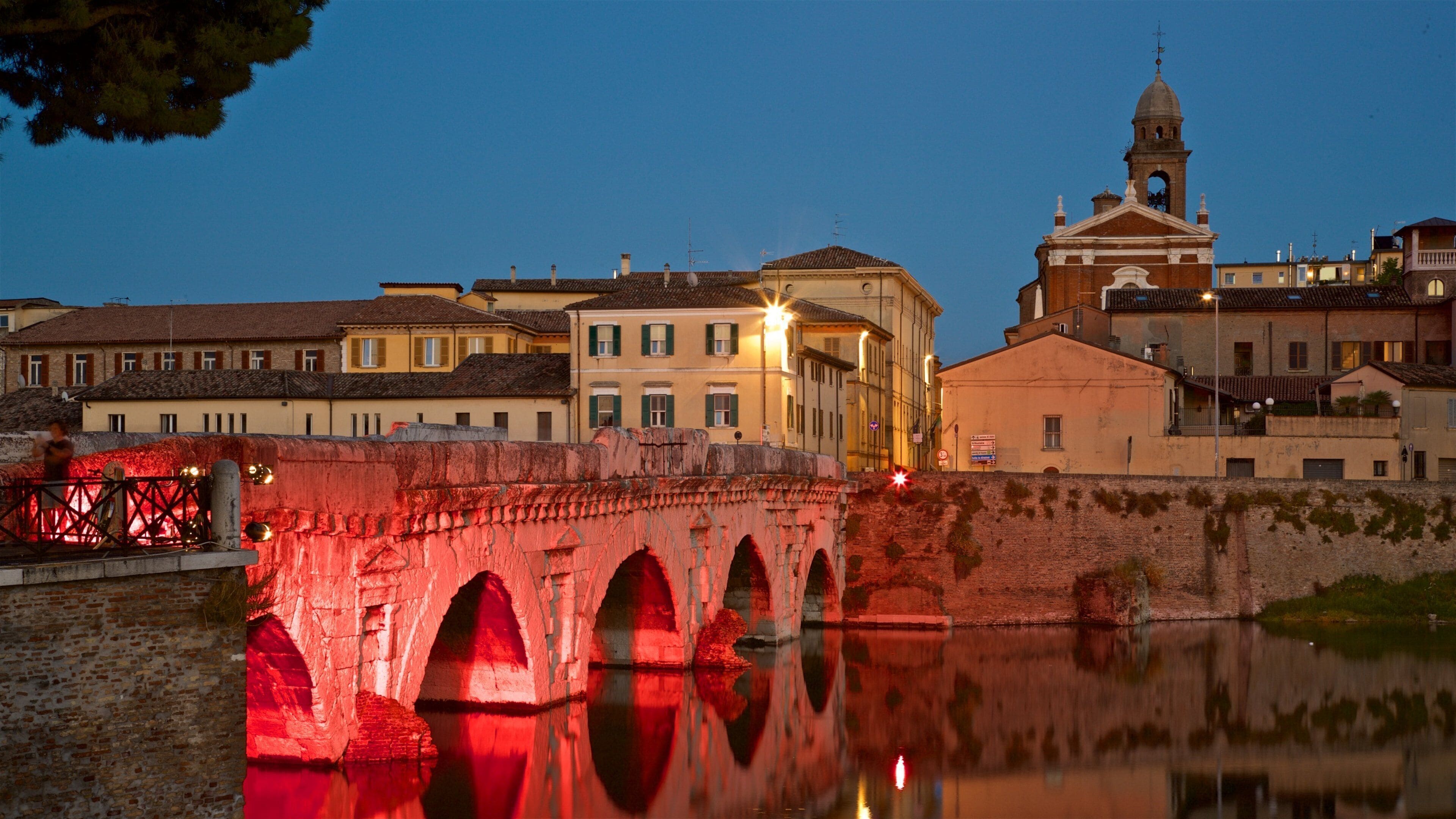 Rímini ofreciendo escenas de noche, una pequeña ciudad o aldea y un río o arroyo