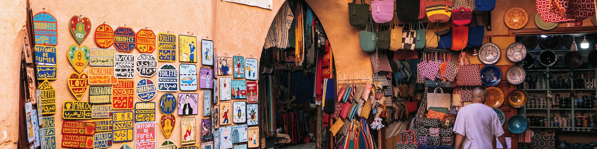 Mercado com sacolas e placas coloridas.