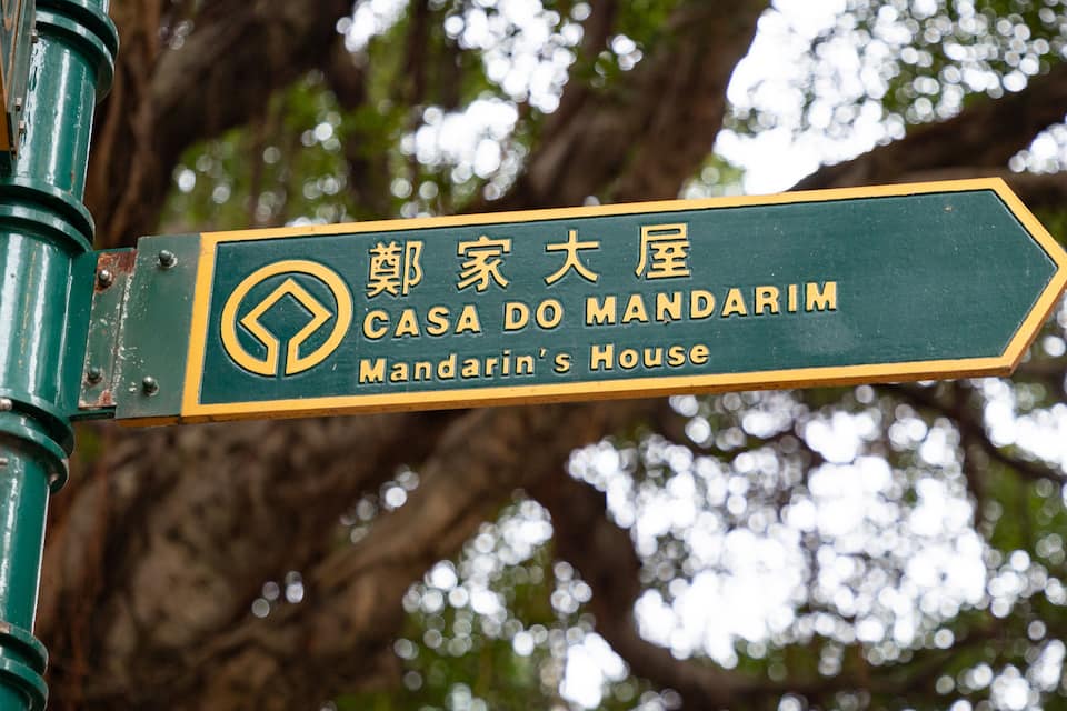 Señal direccional para Casa do Mandarim.