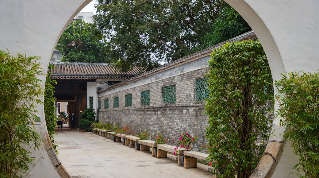 Mandarin\'s House showing a park