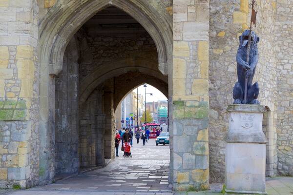 mittelalterliche Stadtmauer welches beinhaltet historische Architektur und Statue oder Skulptur